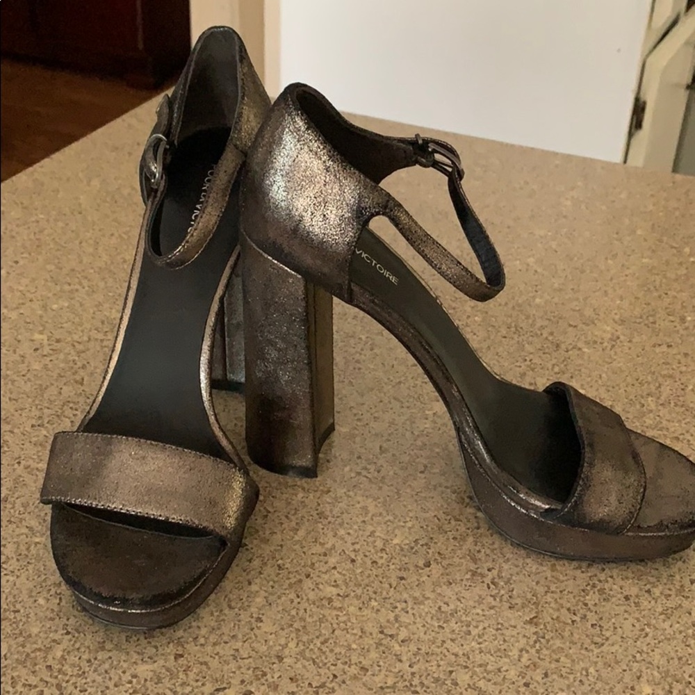 Pour la Victoire dress leather block heels